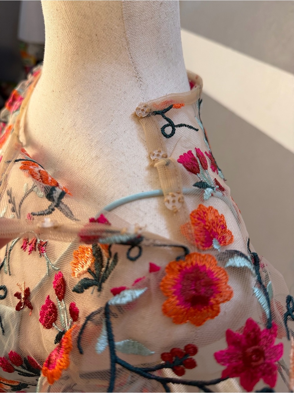 ML Monique Lhuillier Garden Party Embroidered Dress size 6 - Picture 5 of 10